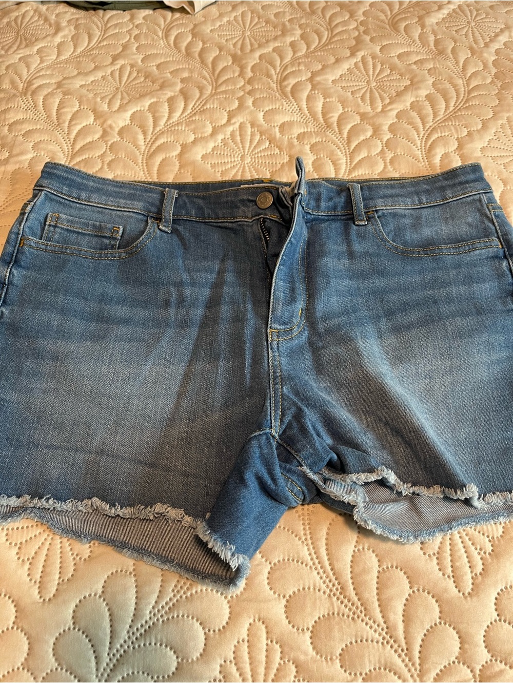 Vineyard Vines Women's Distressed Denim Shorts - Blue